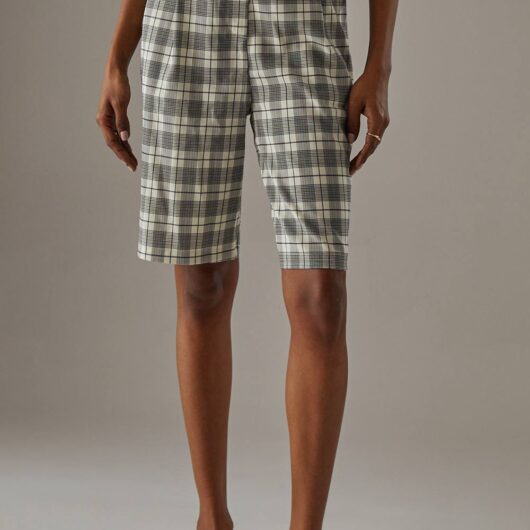 Warehouse Women's Low rise Bermuda shorts in Yellow | Size: 10